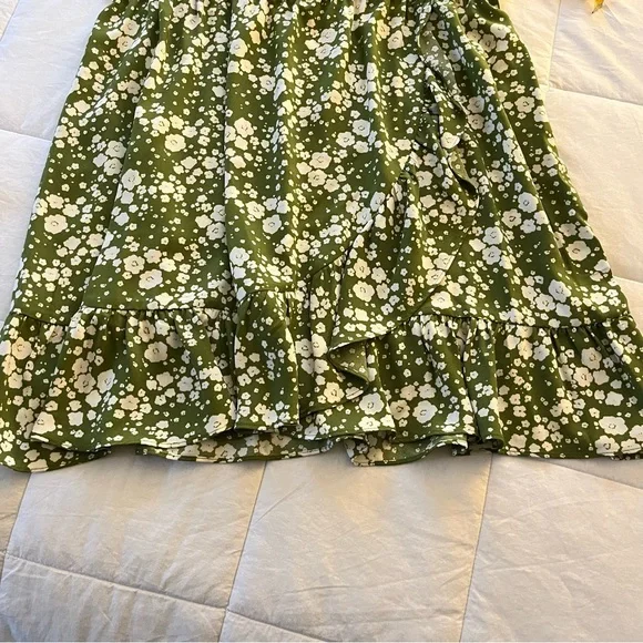 Like New LC Lauren Conrad Colie Wrap Short Sleeve Dress in Green Floral Print - Picture 8 of 9